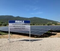 PV-Anlage auf trockenem Grund hinter Firmenschild von Mahle.