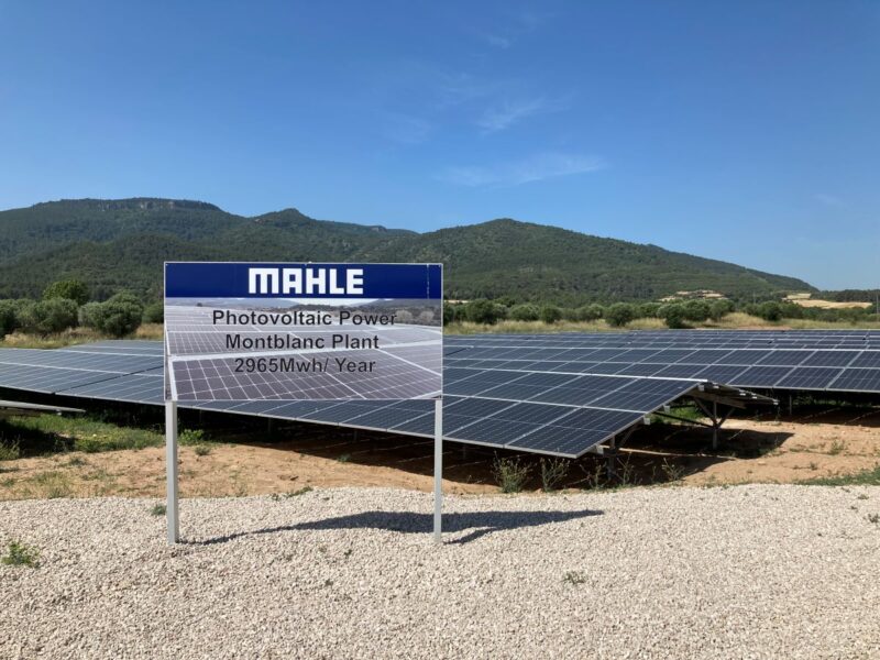 PV-Anlage auf trockenem Grund hinter Firmenschild von Mahle.