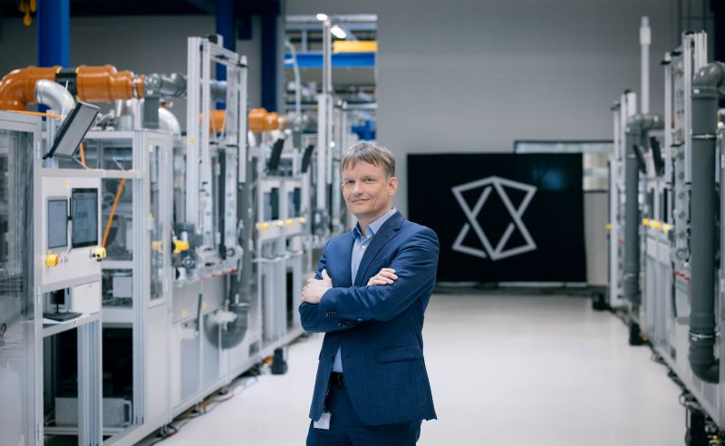 Meyer Burger CEO Gunter Erfurt in der Solarzellenfabrik.
