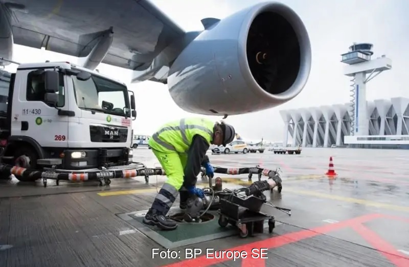 Zu sehen ist ein Flugzeugtriebwerk und ein Arbeiter beim Betanken eines Flugzeugs. Ein CO₂-freier Flugverkehr erfordert synthetische Treibstoffe.