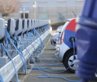 Ladeparkplatz für eine Reihe von Elektromobilen.