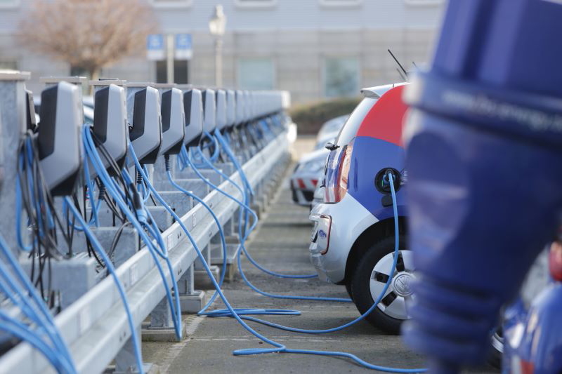 Ladeparkplatz für eine Reihe von Elektromobilen.