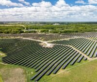 Der Photovoltaik-Solarpark Kentzlin der MET Group in Mecklenburg-Vorpommern aus der Luft.