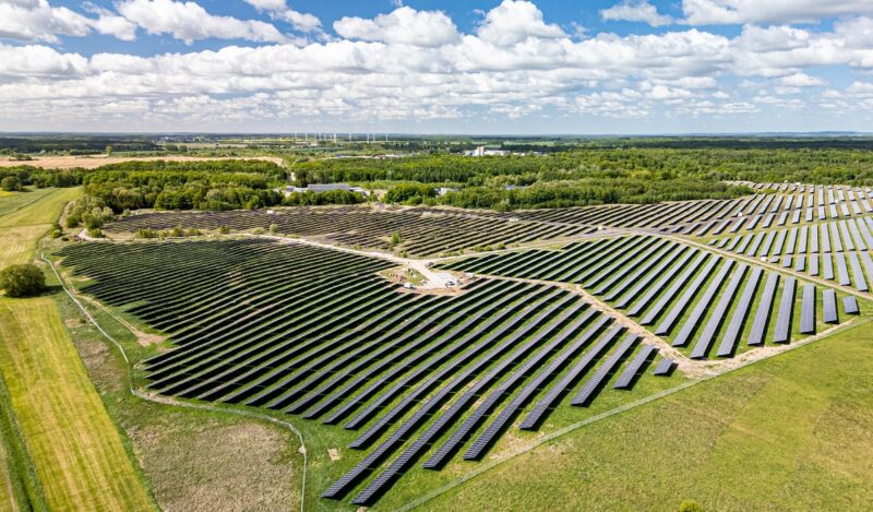 Der Photovoltaik-Solarpark Kentzlin der MET Group in Mecklenburg-Vorpommern aus der Luft.