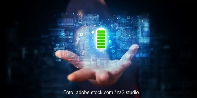 Bildanimation zeigt offene Hand, über der das grüne Symbol einer voll geladenen Batterie schwebt.