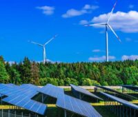 Im Bild ein Solarpark und Windenergieanlagen, die Akzeptanz für den Ausbau der erneuerbaren Energien in Rheinland-Pfalz ist groß.