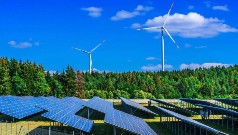 Im Bild ein Solarpark und Windenergieanlagen, die Akzeptanz für den Ausbau der erneuerbaren Energien in Rheinland-Pfalz ist groß.
