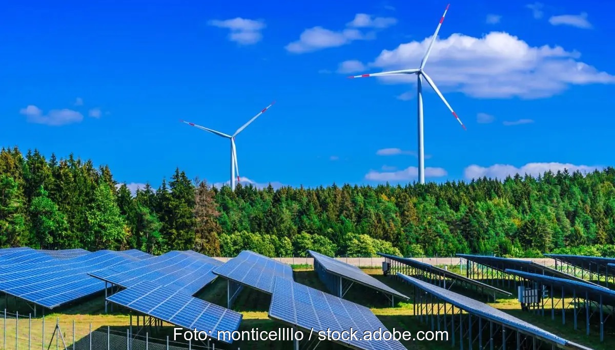 Im Bild ein Solarpark und Windenergieanlagen, die Akzeptanz für den Ausbau der erneuerbaren Energien in Rheinland-Pfalz ist groß.