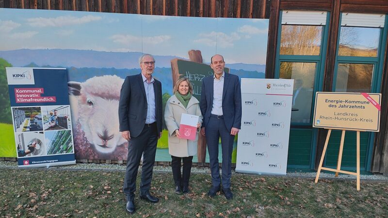 Im Bild Klimaschutzministerin Katrin Eder und der Landrat Volker Boch, der Rhein-Hunsrück-Kreis investiert in Photovoltaik.