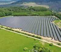 Zu sehen ist eine Photovoltaik-Freiflächenanlage in Rheinland-Pfalz. Das Land hat die Landesverordnung für PV-Freiflächenanlagen geändert.