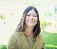 Zu sehen ist die Energieministerin Ulrike Höfken, die ishc über den Erfolg vom Photovoltaik-Speicher-Förderprogramm in Rheinland-Pfalz freut.