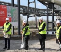 Zu sehen ist Offizielle mit der baden-württembergischen Umweltministerin Thekla Walker beim Spatenstich für die Flusswärmepumpe der MVV in Mannheim.