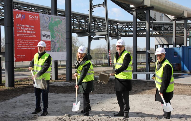 Zu sehen ist Offizielle mit der baden-württembergischen Umweltministerin Thekla Walker beim Spatenstich für die Flusswärmepumpe der MVV in Mannheim.