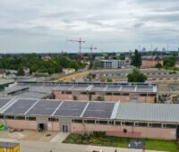 Im Bild die Photovoltaik-Anlage auf dem Dach der U-Halle im Spinellipark der Bundesgartenschau 2023 in Mannheim.