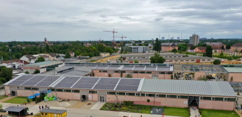 Im Bild die Photovoltaik-Anlage auf dem Dach der U-Halle im Spinellipark der Bundesgartenschau 2023 in Mannheim.