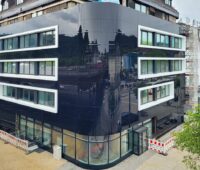 In Marburg kam bei der Sanierung eines radiologischen Zentrums eine gewölbte Photovoltaik-Fassade zum Einsatz.