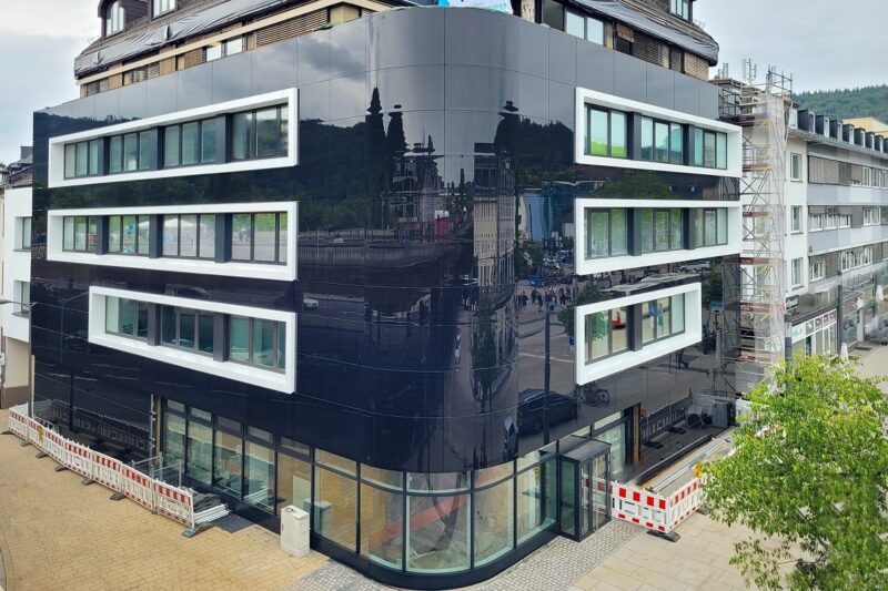 In Marburg kam bei der Sanierung eines radiologischen Zentrums eine gewölbte Photovoltaik-Fassade zum Einsatz.