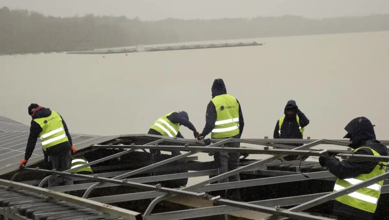 Bauarbeiter installieren eine Floating-Photovoltaik-Anlage, Agri-PV und Floating-PV erhalten Mittel aus dem Programm progres.nrw.