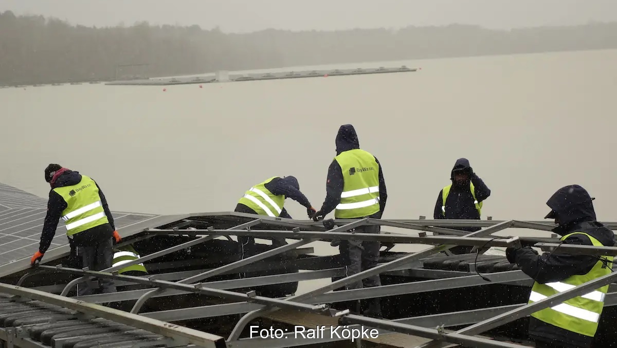 Bauarbeiter installieren eine Floating-Photovoltaik-Anlage, Agri-PV und Floating-PV erhalten Mittel aus dem Programm progres.nrw.