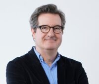Zu sehen Matthias Uebing, Gründer und Vorstand der Mailo Versicherung AG, der digitale Versicherungsangebote für Elektrobetriebe anbietet.