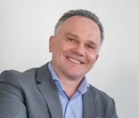 ZU sehen ist Martin Drasch, CEO der Manz AG. Er erläutert das Manz Geschäftsjahr 2019.