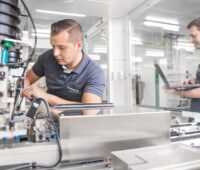 Im Bild ein Blick in die Produktionshallen von Manz, wo Maschinen für die Batteriezellenfertigung gebaut werden.
