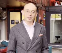 Im Bild Dr. Marek Miara, der Heat Pumps Watch als Non-Profit-Organisation für unabhängige Informationen zur Wärmepumpe gegründet hat.