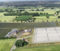 Luftaufnahme von Solarthermie-Kollektorfeld und Speicher - Solare Fernwärme in Marstal