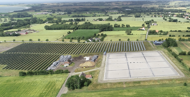 Luftaufnahme von Solarthermie-Kollektorfeld und Speicher - Solare Fernwärme in Marstal