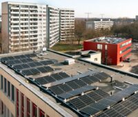 Im Bild eine Photovoltaik-Anlage auf dem Dach einer Schule in Marzahn-Hellersdorf.