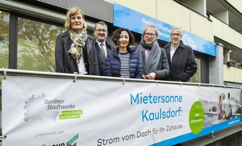 Zu sehen ist ein Foto der Berliner Stadtwerke, die 2021 beim Wettbewerb für Berliner Solarinitiativen, mit einem Photovoltaik-Mieterstrommodell gewonnen haben.