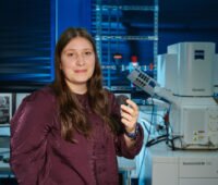 Materialwissenschaftlerin Stefanie Arnold in einem Labor Labor