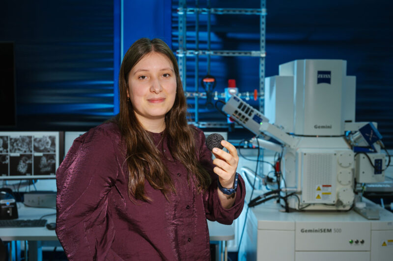 Materialwissenschaftlerin Stefanie Arnold in einem Labor Labor