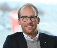 Zu sehen ist Max Viessmann, das Ziel für sein Unternehmen vorgibt, bis 2050 klimaneutral zu sein.