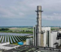 Kraftwerksstandort mit Gasturbinen und Photovoltaik in den Niederlanden.