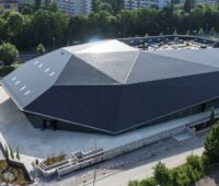 Die Umweltarena Spreitenbach mit futuristischem Solardach, ein neues Vergütungsmodell für Photovoltaik in der Schweiz ab 2027 soll sich am Marktpreis orientieren.