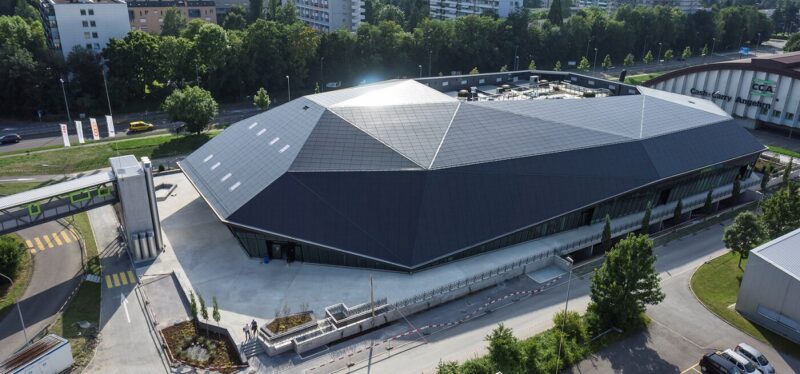 Die Umweltarena Spreitenbach mit futuristischem Solardach, ein neues Vergütungsmodell für Photovoltaik in der Schweiz ab 2027 soll sich am Marktpreis orientieren.