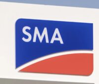 Das Logo von SMA an einem Gebäude, der Photovoltaik-Wechselrichterspezialist hat vorläufige Zahlen für das zweite Quartal 2026 vorgelegt.