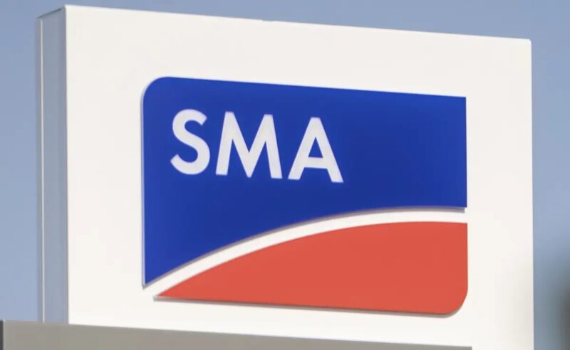 Das Logo von SMA an einem Gebäude, der Photovoltaik-Wechselrichterspezialist hat vorläufige Zahlen für das zweite Quartal 2026 vorgelegt.