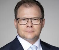 Im Bild Bundesumweltminister Carsten Schneider, der die Novelle des EU-Klimaschutzgesetzes kommentiert.