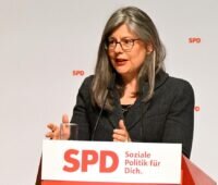 Nina Scheer an einem Redepult, energiepolitische Sprecherin der SPD-Bundestagfraktion kritisiert Netzpaket und EEG-Novelle.