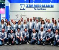 Mitarbeitende von Zimmermann PV-Steel auf einem Messestand, Nextpower aus den USA will den Photovoltaik-Montagesystem-Hersteller kaufen.