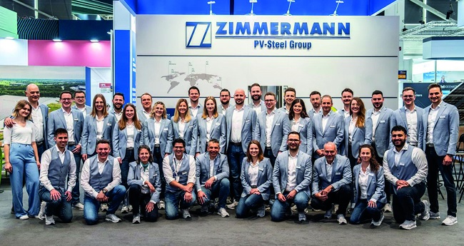 Mitarbeitende von Zimmermann PV-Steel auf einem Messestand, Nextpower aus den USA will den Photovoltaik-Montagesystem-Hersteller kaufen.