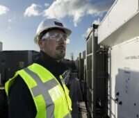 Ein Mann in einem Batterie-Großspeicher, der Photovoltaik-Wechselrichter-Hersteller SMA ist gut ins Geschäftsjahr 2026 gestartet.