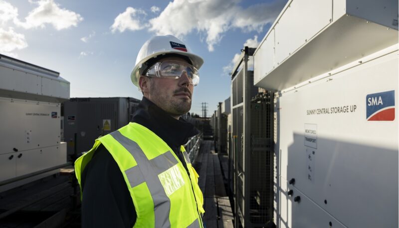 Ein Mann in einem Batterie-Großspeicher, der Photovoltaik-Wechselrichter-Hersteller SMA ist gut ins Geschäftsjahr 2026 gestartet.
