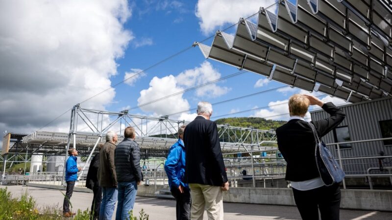 Ein Helioflex-Solarfaltdach über einem Klärbecken in der Schweiz fährt gerade zusammen in den eingeklappten Modus.