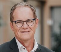 Im Bild SMA-CEO Jürgen Reinert, der die Geschäftszahlen 2025 des Photovoltaik-Wechselrichterherstellers kommentiert.