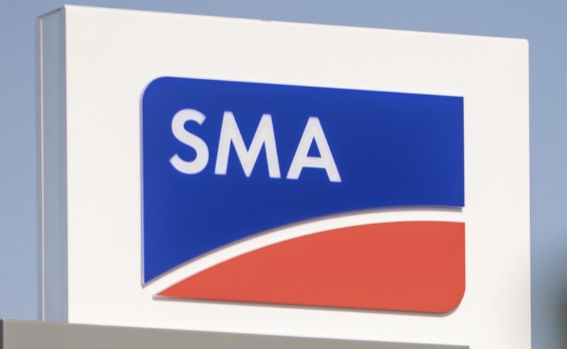 Im Bild das SMA-Logo, der Photovoltaik-Wechselrichterhersteller hat dem Umsatz in den ersten 9 Monaten des Jahres 2025 gesteigert.