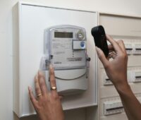 Im Bild der Stromtracker Tibber Pulse am Stromzähler, der Ökostromanbieter Tibber wird 10 Jahre alt.