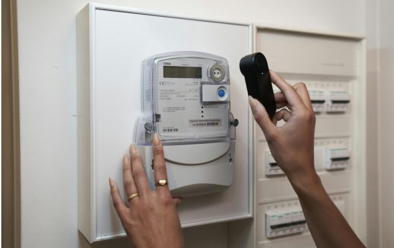 Im Bild der Stromtracker Tibber Pulse am Stromzähler, der Ökostromanbieter Tibber wird 10 Jahre alt.